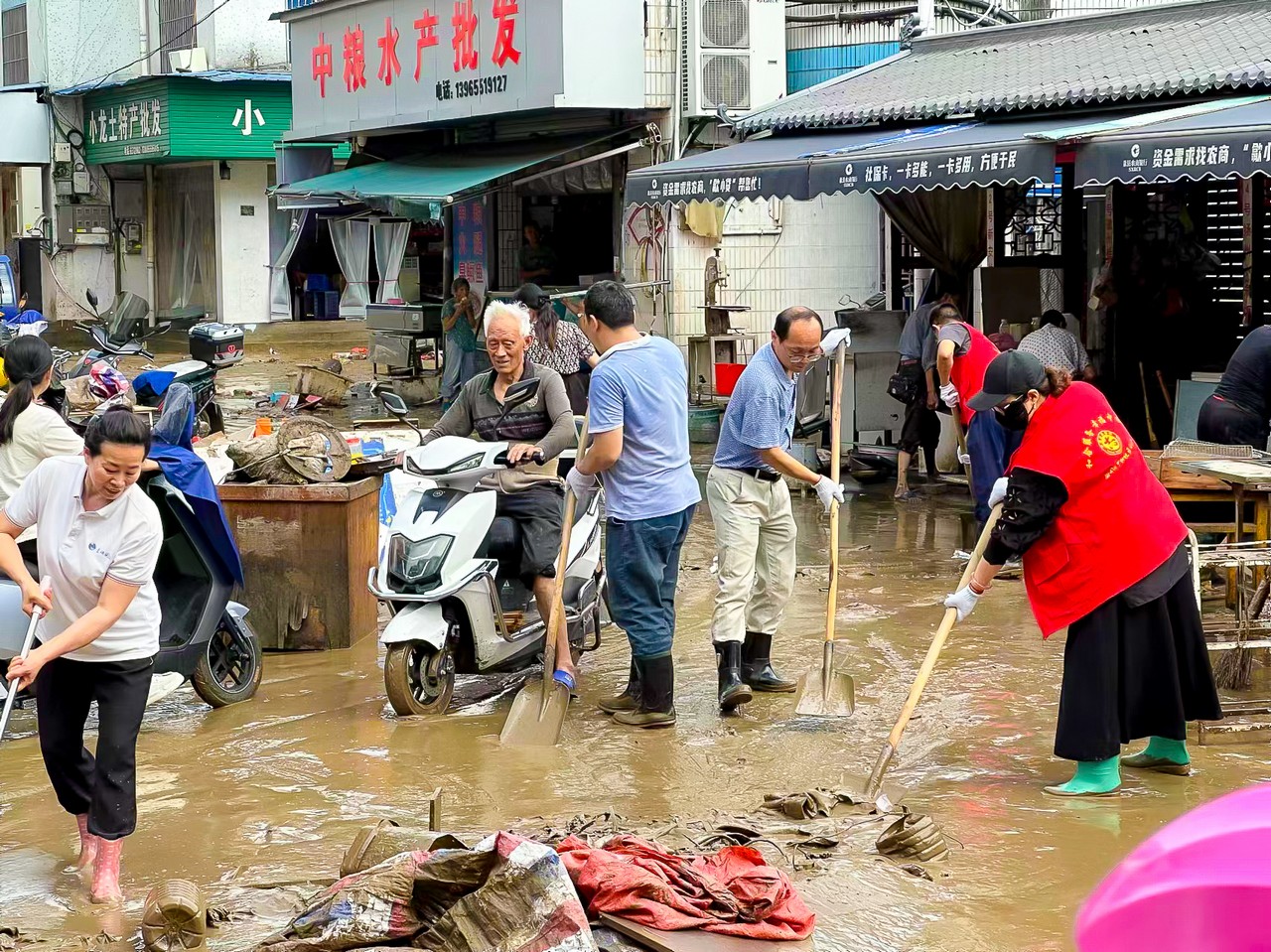 闻“汛”而动,一线有我：必威Betway中文版黄山区域全力以赴坚守歙县抗洪救灾(图2)