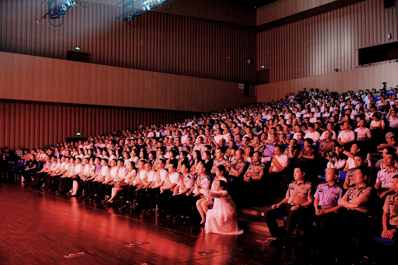 吕状文董事长应邀出席成都市纪念建军97周年双拥文艺演出暨“四美”学习宣传活动颁奖典礼并为获奖者颁奖(图2)