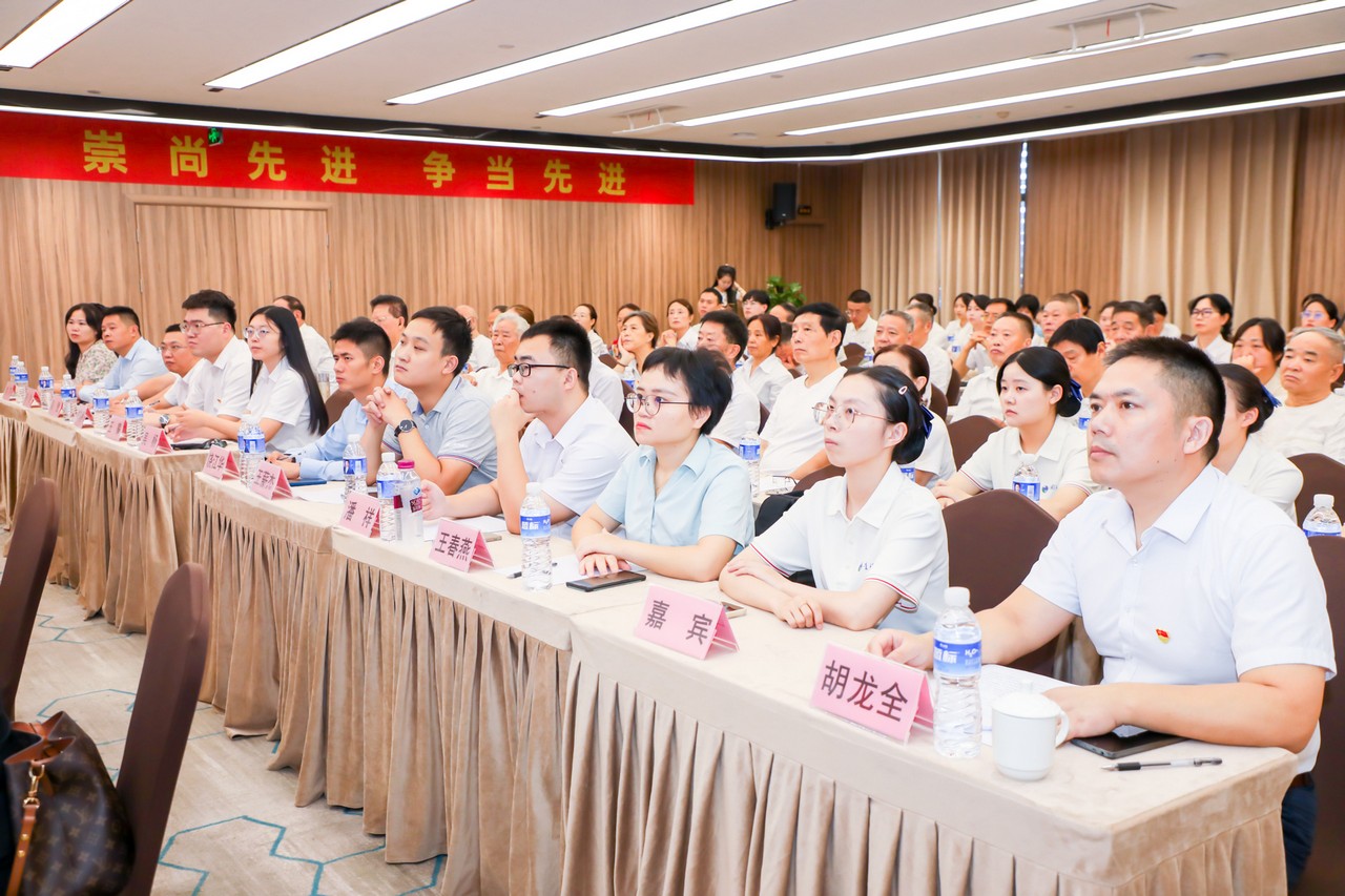 学习先进好榜样，爱岗敬业建新功——成都高新区先进事迹宣讲会在星瑞仁家酒店举行(图2)