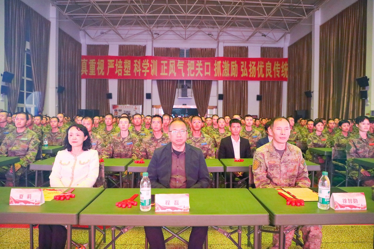 执行总裁莫勇应邀出席“筑梦军旅军歌嘹亮•双拥共建鱼水情深——成都高新区新兵慰问演出进军营活动”(图4)