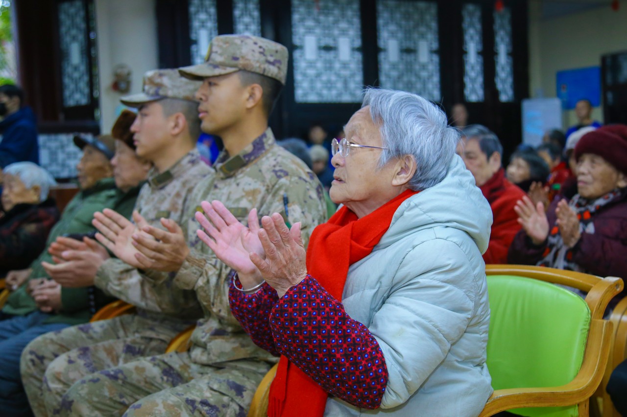 星瑞集团参与承办的“军地联建学雷锋，真情温暖夕阳红——学雷锋纪念日敬老爱老主题活动”在蓉举行(图11)