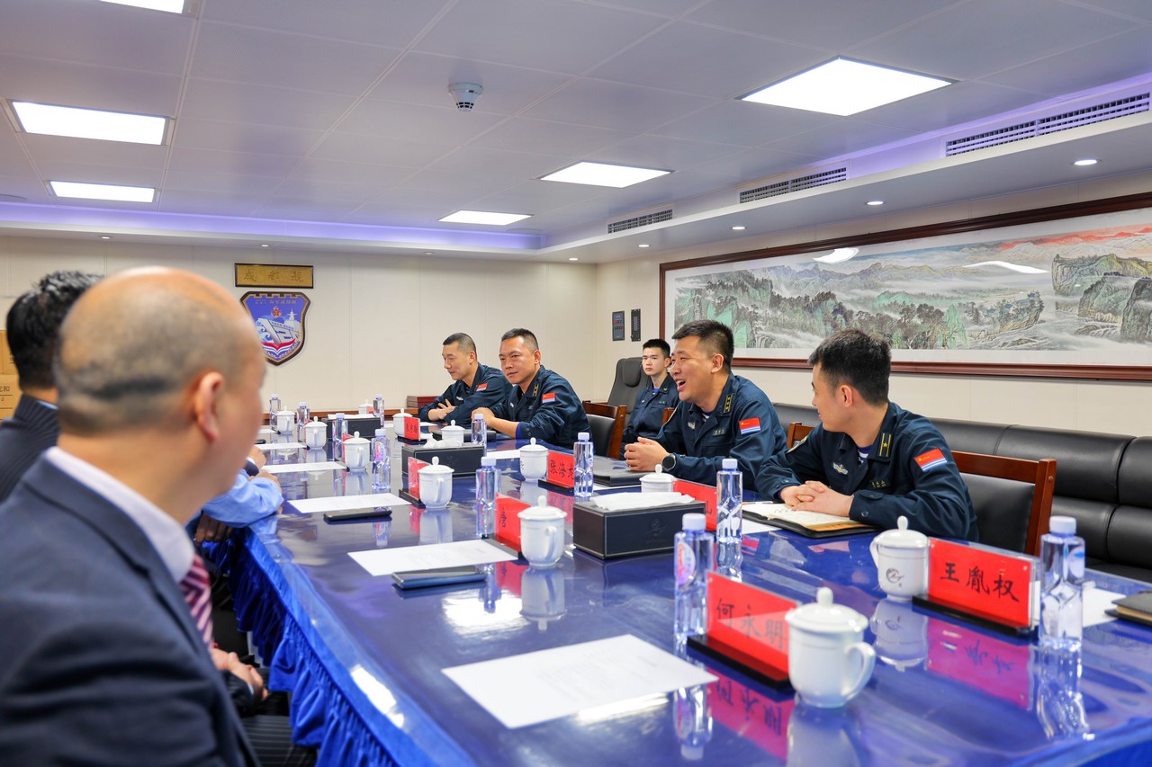 同舟共济 舰傲深蓝 ——银河8366cc随成都市双拥慰问团对成都舰进行慰问(图2)
