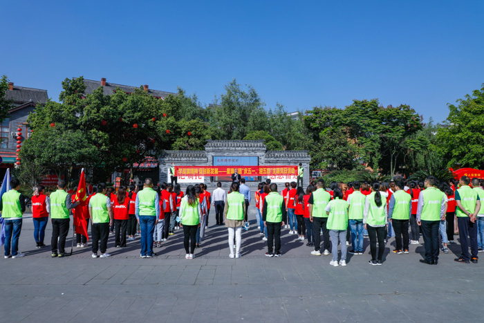 学战旗精神 促创新发展 ——星瑞集团党支部开展“庆五一、迎五四”走进战旗村活动(图1)