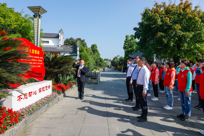 学战旗精神 促创新发展 ——星瑞集团党支部开展“庆五一、迎五四”走进战旗村活动(图6)