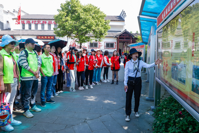 学战旗精神 促创新发展 ——星瑞集团党支部开展“庆五一、迎五四”走进战旗村活动(图8)